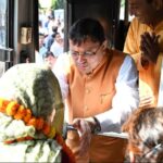 मुख्यमंत्री पुष्कर सिंह धामी ने मातृ-पितृ तीर्थाटन योजना के तहत श्रद्धालुओं के पहले दल को किया रवाना, गंगोत्री धाम के लिए दिखाई हरी झंडी