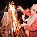 मुख्यमंत्री ने मंगलवार को नगला तराई रोड हर्षु इंक्लेव में सुमित गुम्बर के आवास पर लोहड़ी समारोह में प्रतिभाग किया।